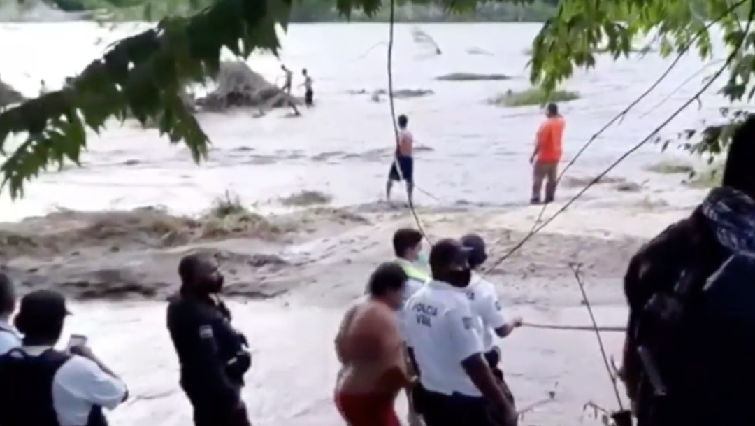 Rescatan a pescador y su hijo atrapados en islote por las lluvias en Tecpan de Galeana, Guerrero