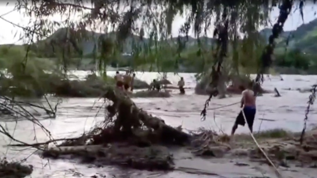 Rescatan a pescador y su hijo atrapados en islote por las lluvias en Tecpan de Galeana, Guerrero
