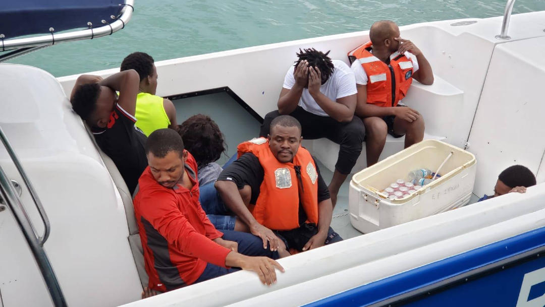 Los equipos de salvamento encontraron al llegar al lugar una embarcación parcialmente sumergida con varias personas en el agua aferradas al bote