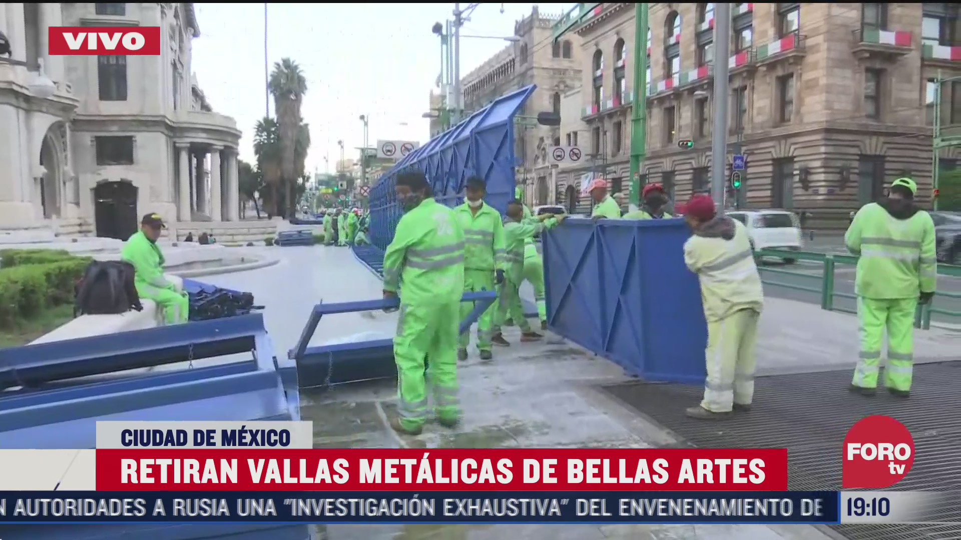 Autoridades de la Ciudad de México retiran vallas para contener a manifestantes en el palacio de bellas artes