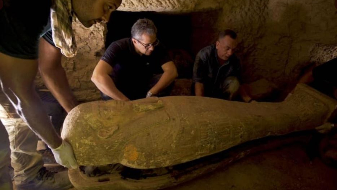 Descubren catorce sarcófagos de hace 2,500 años en Saqqara, Egipto.