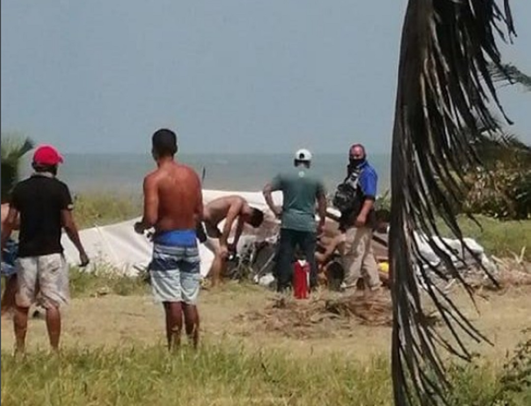 Se-desploma-aeroplano-en-playas-de-Tecolutla-Veracruz