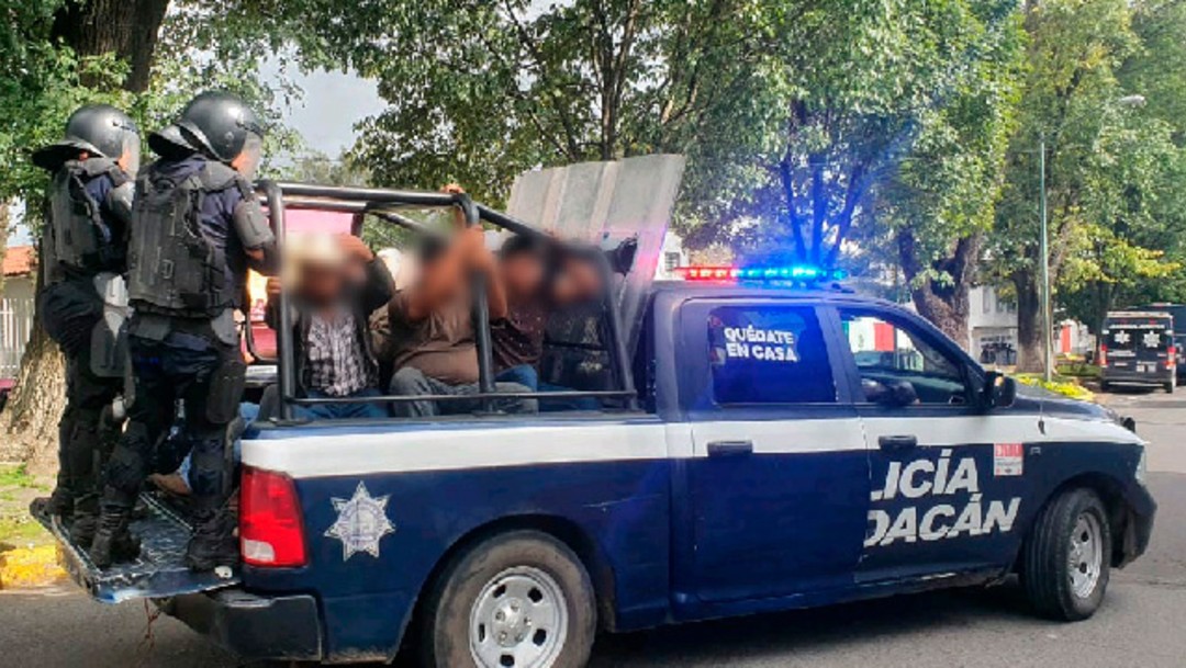 Se enfrentan comuneros y policías en Uruapan, Michoacán; hay 22 detenidos