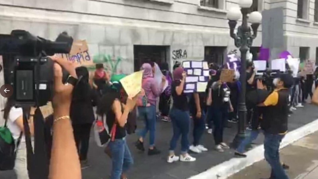 Feministas pintan presidencia municipal de Tampico y exigen justicia