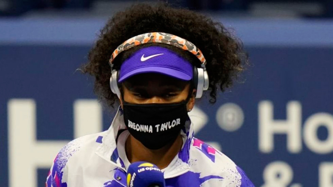 Tenista Naomi Osaka rinde homenaje con su cubrebocas a Breonna Taylor, mujer afroamericana asesinada en EE.UU
