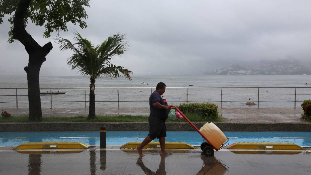La Conagua informó que se formó en costas de Guerrero la tormenta tropical Julio, que provocará lluvias intensas en ese estado, así como en Michoacán y Oaxaca