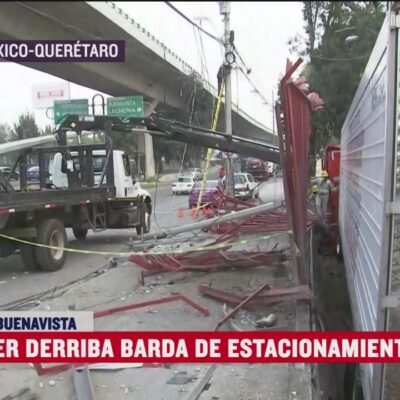 Tráiler derriba barda de estacionamiento en la autopista México-Querétaro
