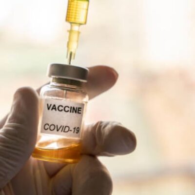 Sanofi y GlaxoSmithKline prueban posible vacuna contra COVID-19 en humanos