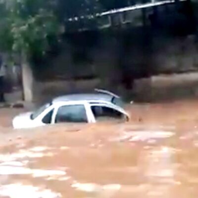 Fuertes lluvias arrastran un vehículo en Pinotepa Nacional, Oaxaca