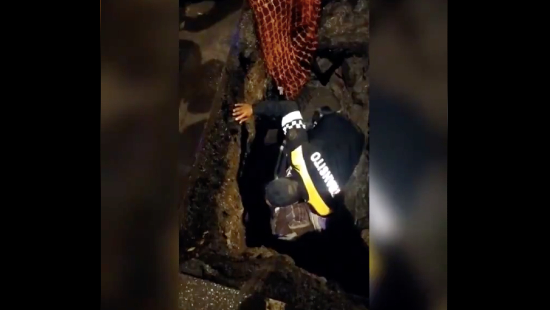 Video: Policía rescata heroicamente a mujer con discapacidad visual que cayó a zanja
