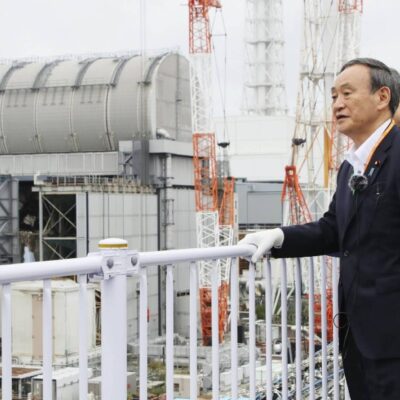 Yoshihide Suga, nuevo primer ministro japonés, visita la central de Fukushima