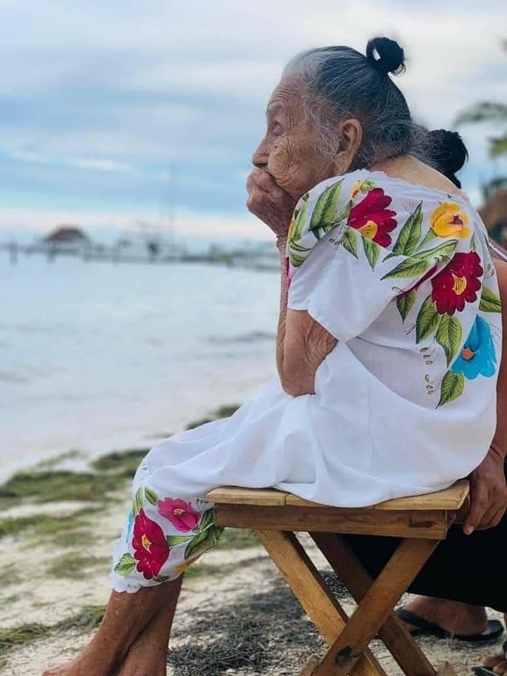 Fotos: Abuelita de 97 años ve por primera vez el mar y conmueve a redes sociales 