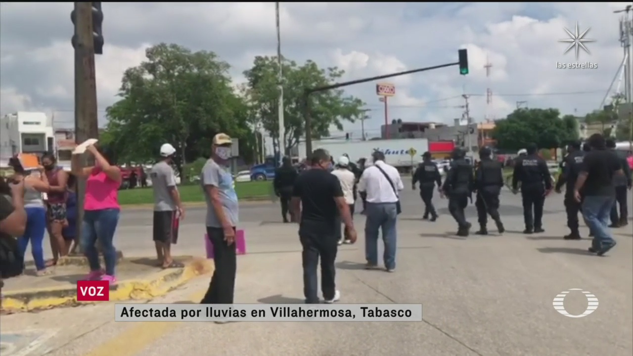 Damnificados por lluvias en Tabasco bloquean carreteras