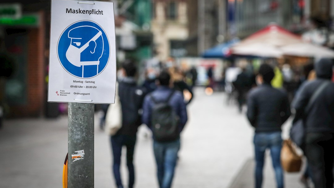 Un letrero 'obliga el uso de cubrebocas' en la ciudad de Bremen, en el norte de Alemania