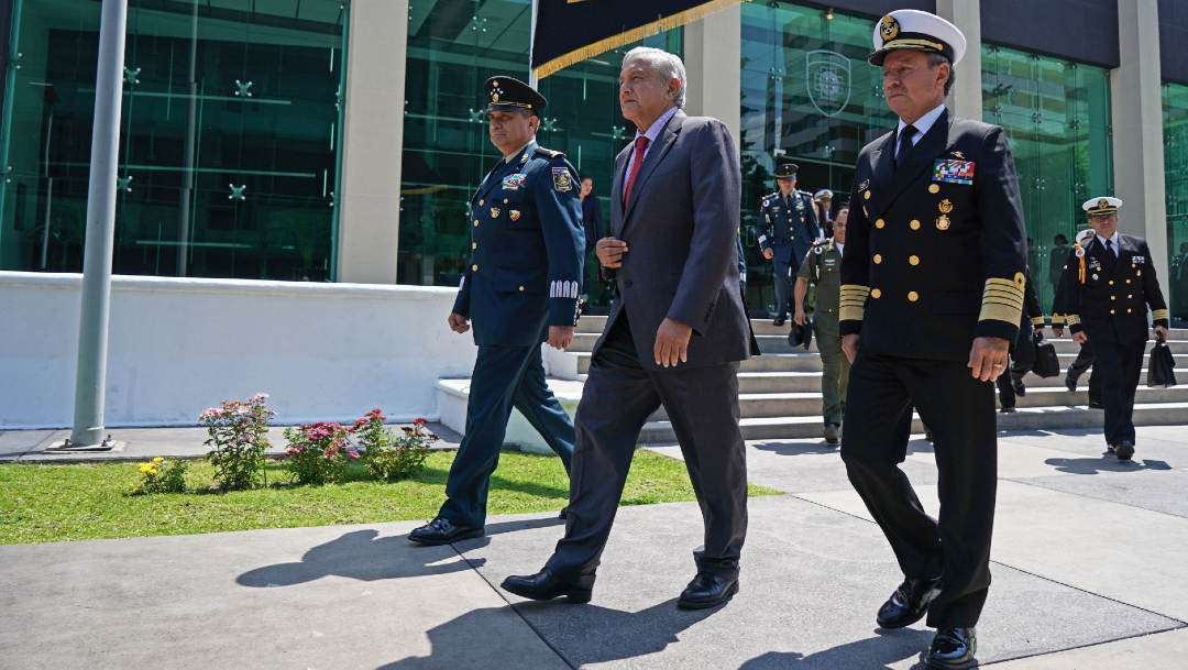El presidente Andrés Manuel López Obrador camina junto a los secretarios de la Sedena, Luis Cresencio Sandoval, y Marina José Rafael Ojeda