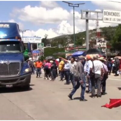 Maestros bloquearon parcialmente la Autopista del Sol en Guerrero