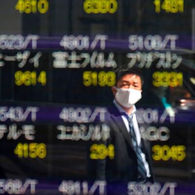 Bolsa de Tokio cae tras anuncio del positivo de Trump por COVID-19