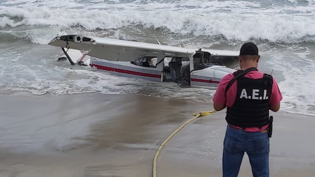 Cae avioneta Cessna en playa de San Pedro Huamelula, Oaxaca
