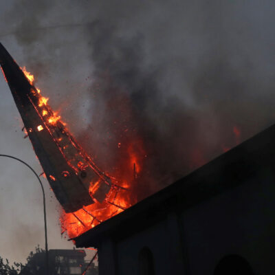 Video: Cúpula de la iglesia de la Asunción se derrumba en Chile tras protestas