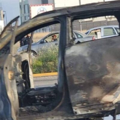 Se incendia camioneta tras corto circuito en carretera Puebla-Atlixco