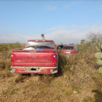 Localizan 13 cuerpos dentro de dos camionetas en San Luis Potosí
