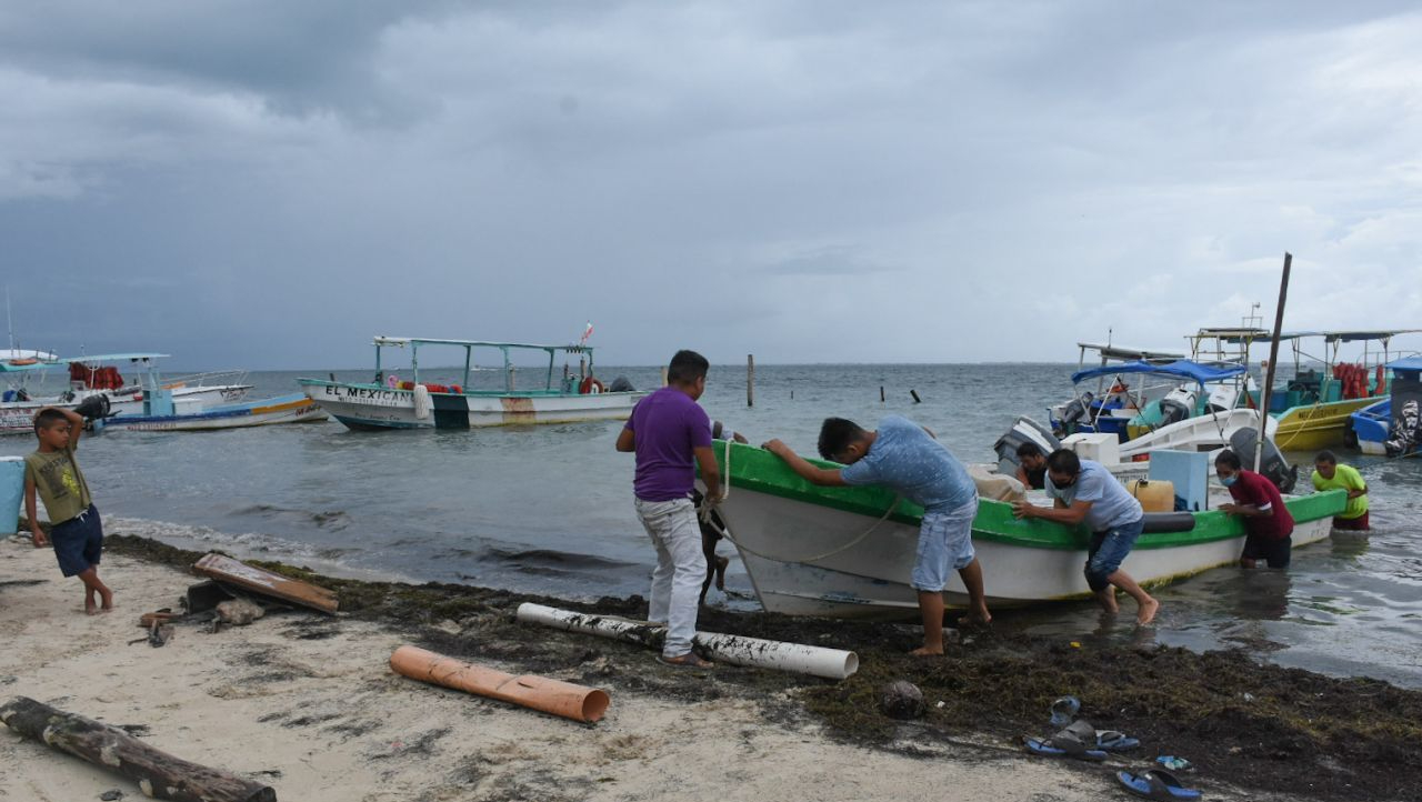 Pescadores en Cancún empiezan a resguardar sus embarcaciones debido a que se esperan lluvias intensas para este fin de semana