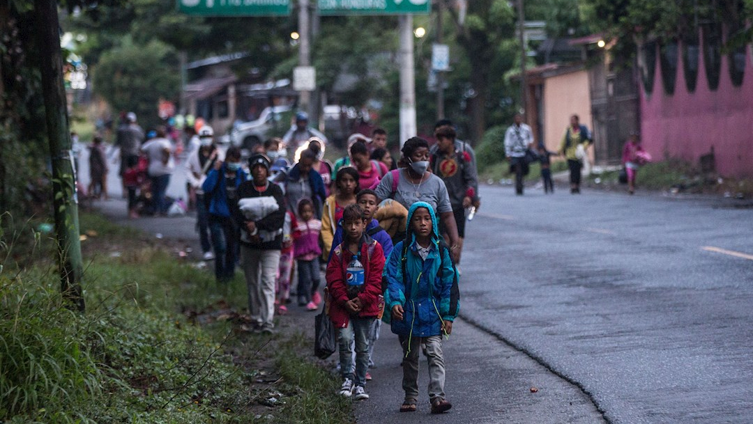 Migrantes hondureños continúan su camino en caravana hacia EEUU mientras caminan por una carretera de Guatemala