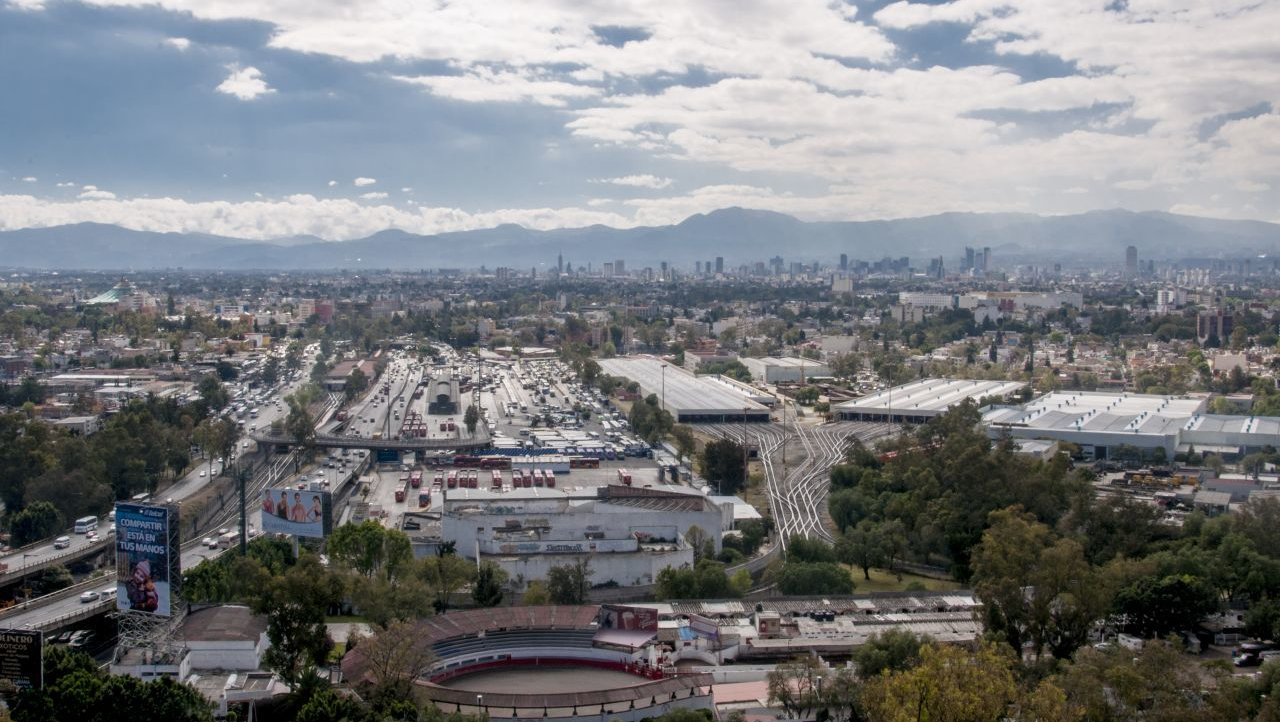 Vista de la Ciudad de México desde el norte de la capital con cielo medio nublado