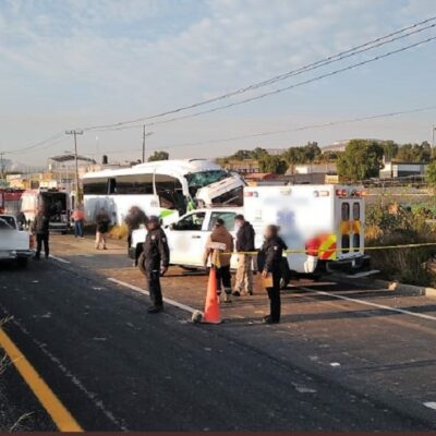 Choque entre autobús y camioneta deja dos muertos y 6 lesionados en Hidalgo