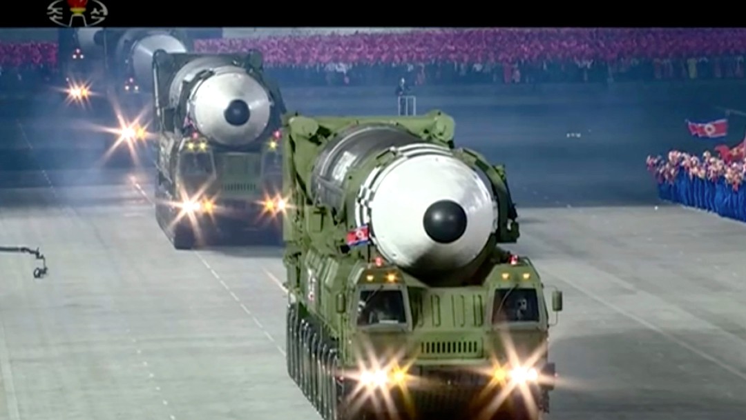 Corea del Norte presenta misil balístico durante desfile militar y preocupa a Seúl