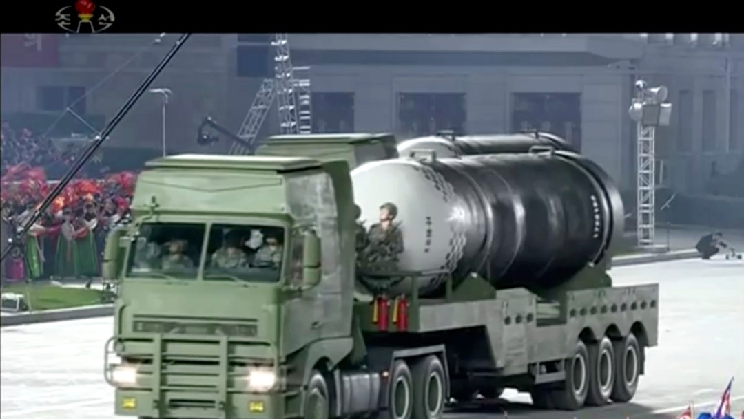 Corea del Norte presenta misil balístico durante desfile militar y preocupa a Seúl