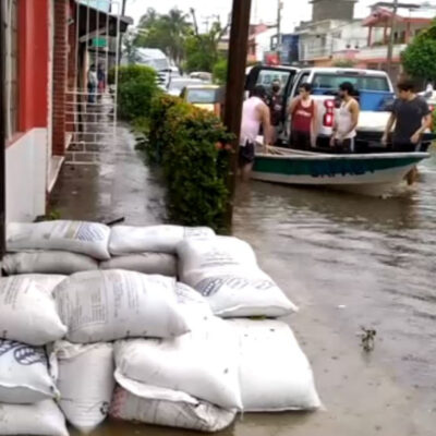 Afectados por desfogue de presa rescatan bienes tras inundaciones en Tabasco