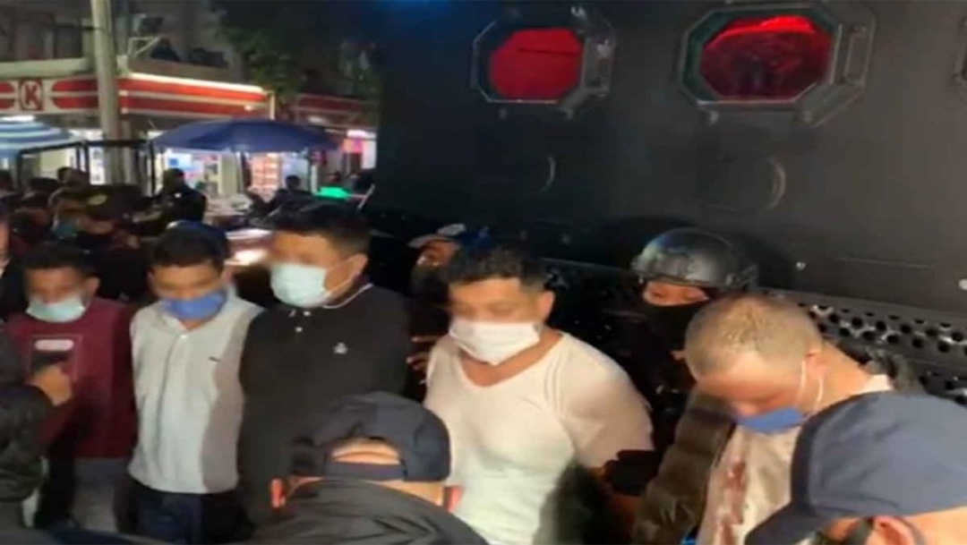 Detienen a 14 hombres con droga y armas que transitaban en covoy en Xochimilco