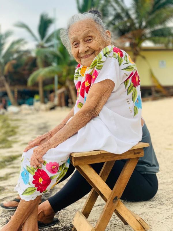 Fotos: Abuelita de 97 años ve por primera vez el mar y conmueve a redes sociales 