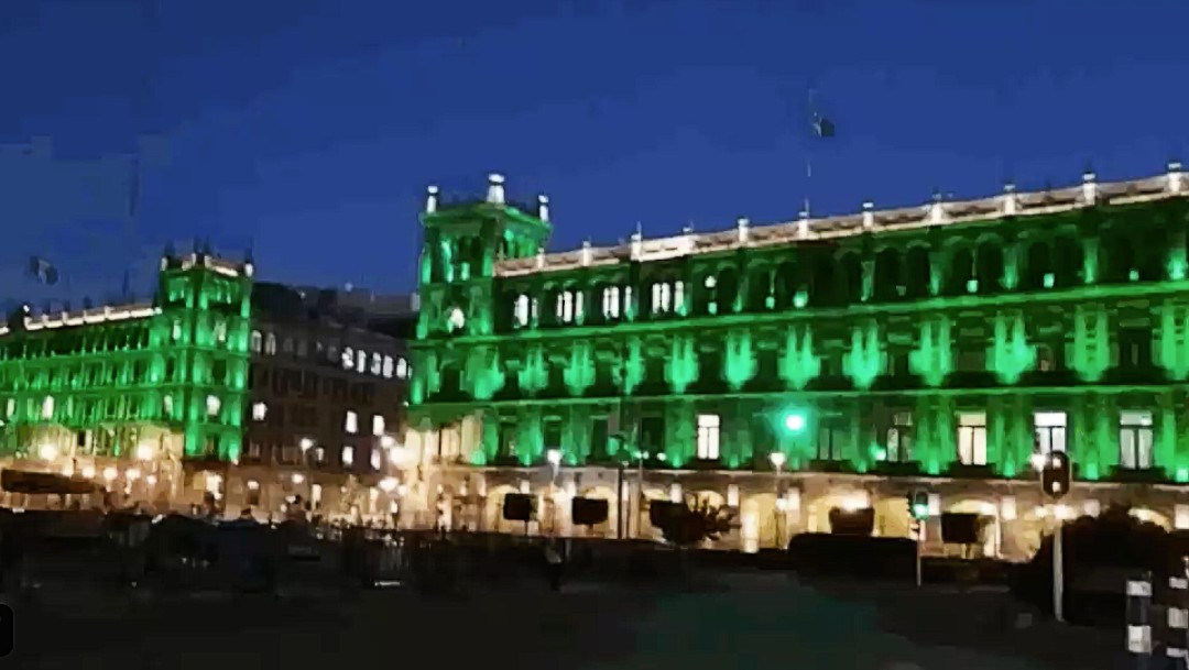 Monumentos y edificios de CDMX se iluminan de verde por el Día Mundial de la Parálisis Cerebral