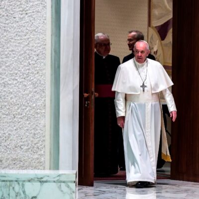 Papa Francisco defiende uniones civiles entre homosexuales