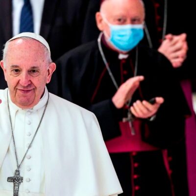 El papa Francisco, sin usar cubrebocas, reanuda las audiencias en interior