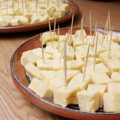Fabricantes de queso rechazan prohibición de venta por engañar al consumidor