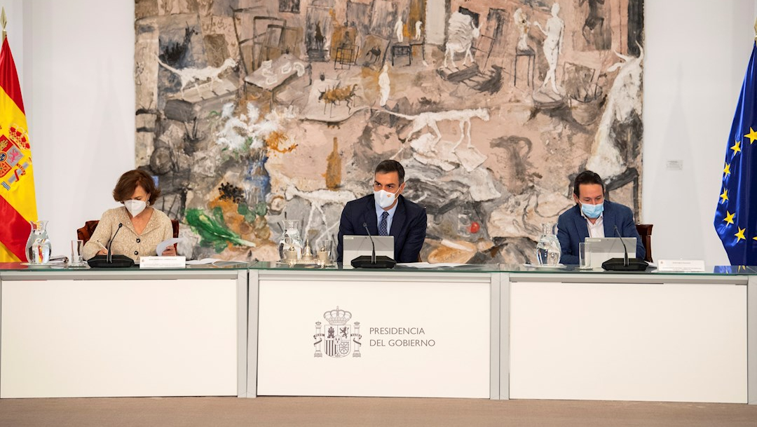 El presidente del Gobierno, Pedro Sánchez (c), acompañado por la vicepresidenta Primera, Carmen Calvo (i), y el vicepresidente segundo, Pablo Iglesias