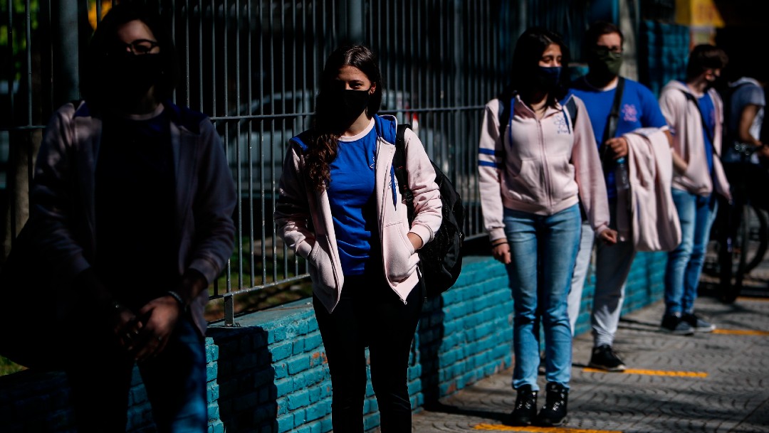 Estudiantes con cubrebocas en Argentina