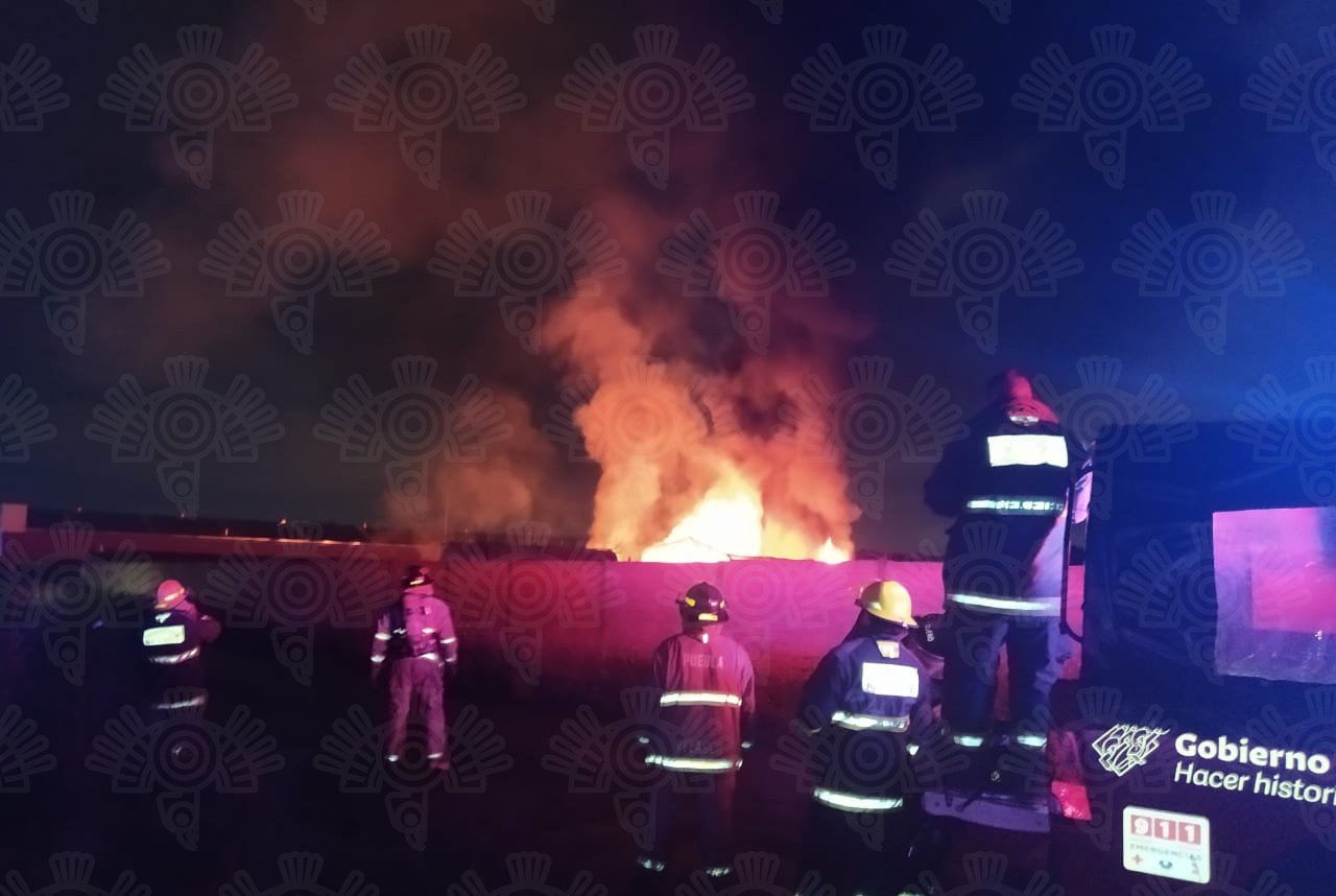 Fuerte incendio consume bodega en Parque Industrial de Chachapa en Amozoc, Puebla