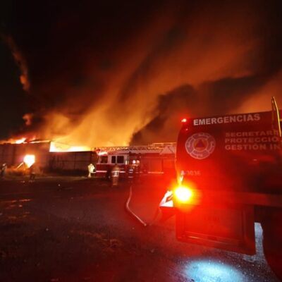 Fuerte incendio consume bodega en Parque Industrial de Chachapa en Amozoc, Puebla