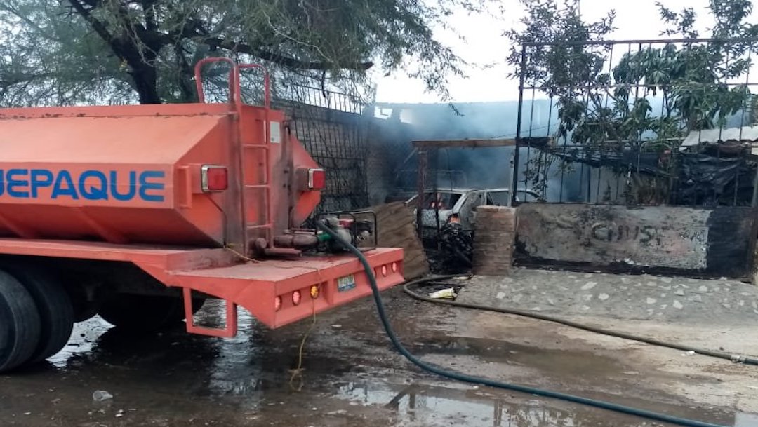 Hombres armados atacan e incendian vivienda en Tlaquepaque, Jalisco