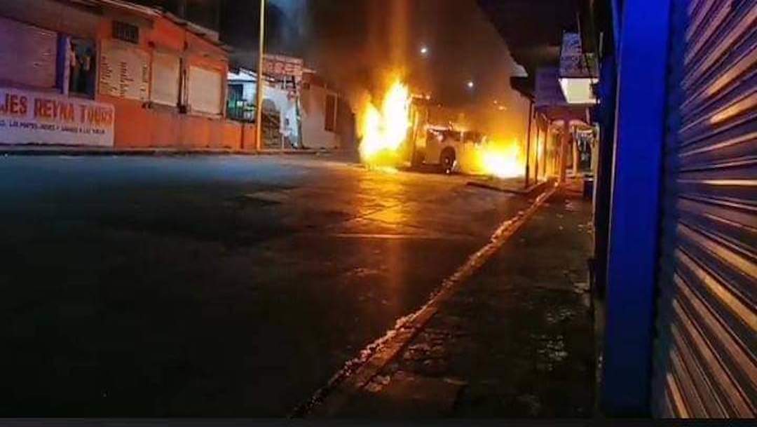 Hombres armados queman vehículos y realizan bloqueos en Acayucan, Veracruz