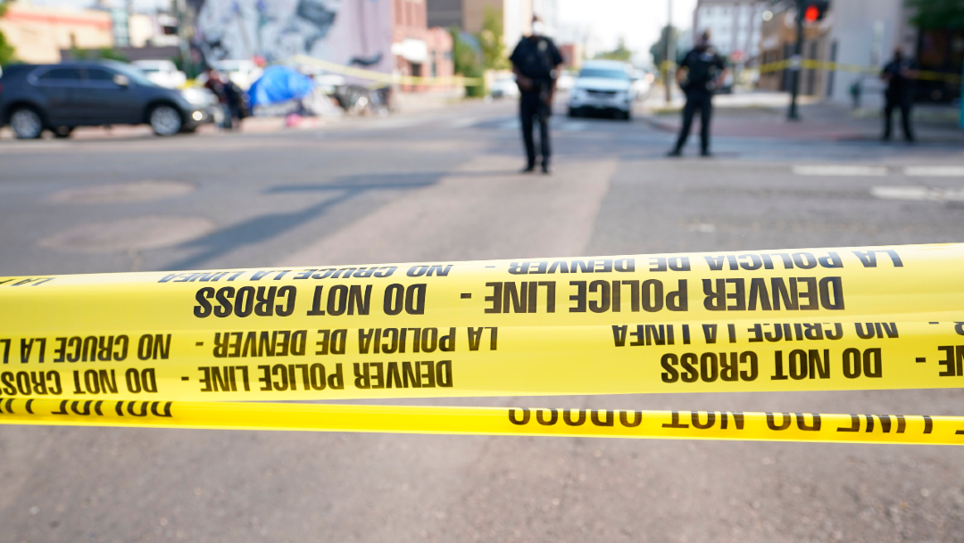 Muere una persona en un tiroteo durante protestas rivales en Denver