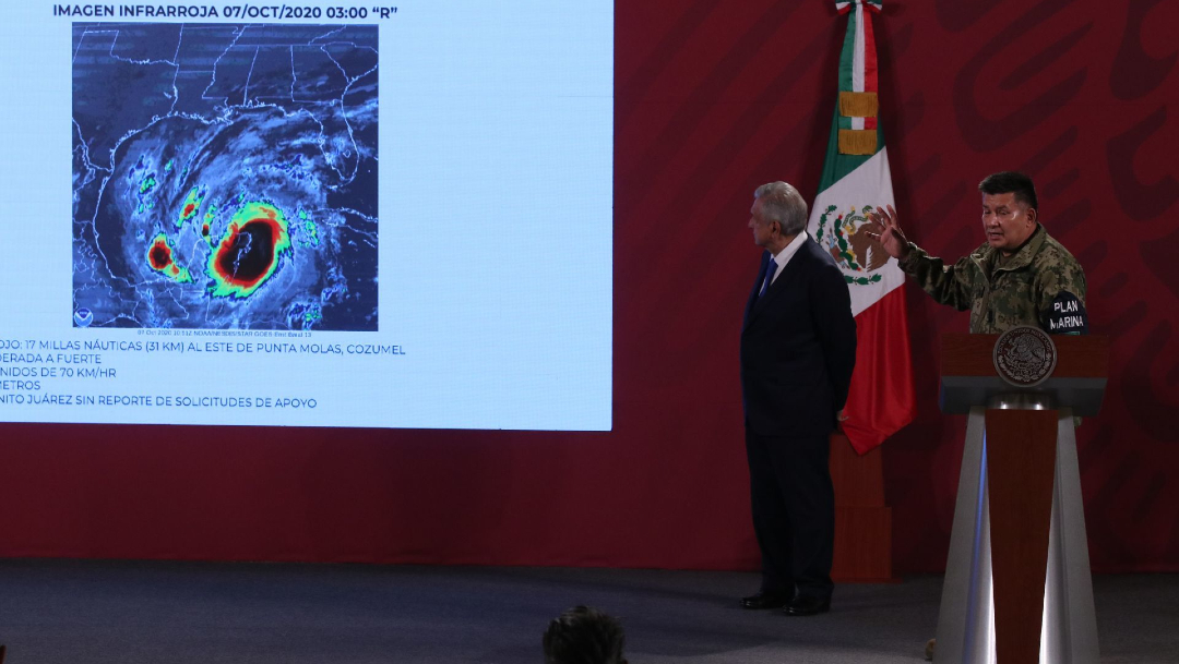 Juan Carlos Vera, titular de la Unidad de Planeación y Estrategia de la Semar, y Andrés Manuel Löpez Obrador durante la conferencia de prensa