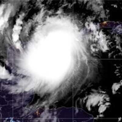 Huracán ‘Delta’ toca tierra en Puerto Morelos, Quintana Roo, como categoría 2