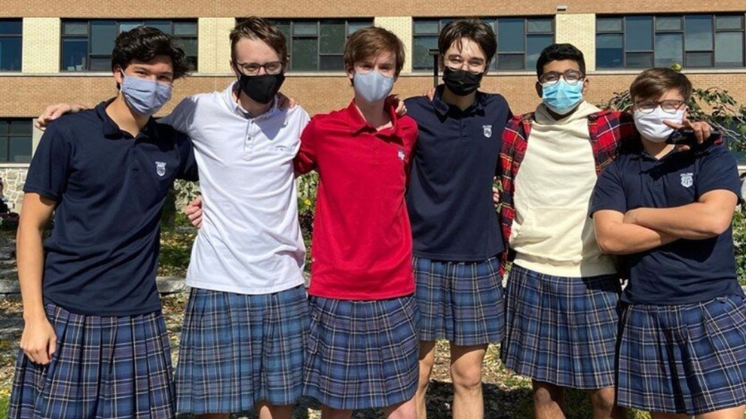 Estudiantes de una escuela en Canadá protestaron llevando faldas