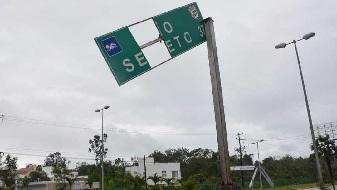 letrero caido por delta en cancun cuartoscuro