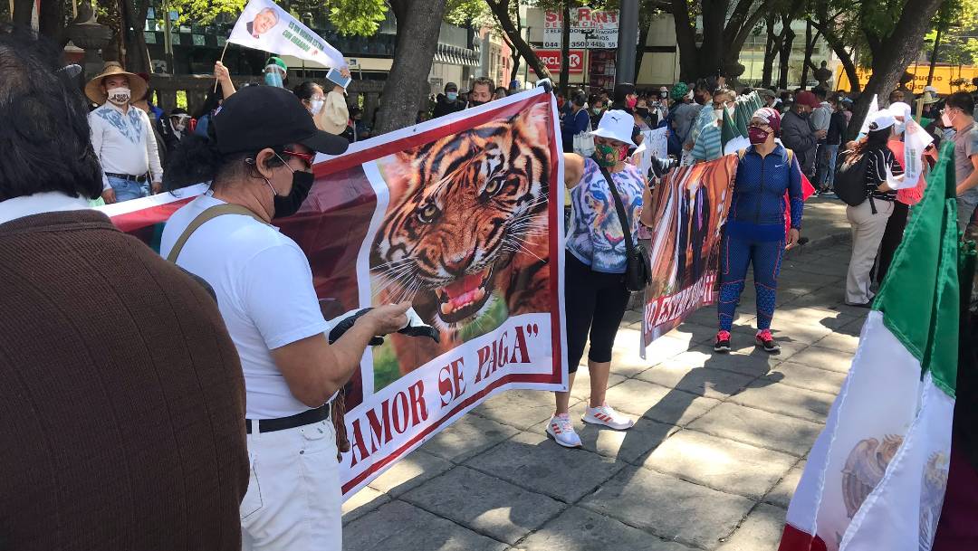 Simpatizantes del presidente Andrés Manuel López Obrador marchan este sábado 24 de octubre en dirección al Zócalo